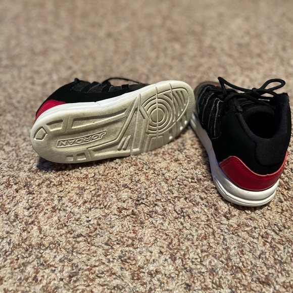 Boys Jordan’s size 9c - Picture 4 of 4